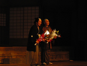 全日本年金者組合さん貸切公演 カーテンコールにて花束をいただく 新門辰五郎・左(中村梅雀) 会津の小鉄・右(藤川矢之輔)