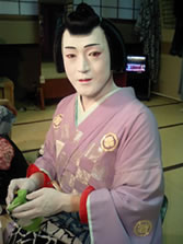 楽屋で仕度中の秦秀太郎