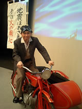 藤浪小道具さんが総力を挙げて製作してくださったサイドカー 、運転手は佐藤くん(柳生)