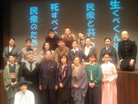 辰治のお孫さん大石進さん、ピアノ演奏の崔善愛(チェ・ソンエ)さんを囲んで