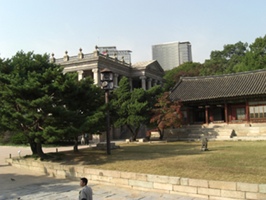 石造殿と浚明堂（チュンミョンダン）。
敷地内に韓国の建物と洋風の建物が並んでいる不思議さ。まさしく韓洋折衷。