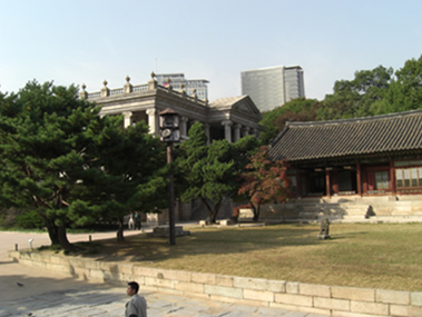 石造殿と浚明堂(チュンミョンダン)。
敷地内に韓国の建物と洋風の建物が並んでいる不思議さ。まさしく韓洋折衷。