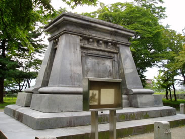 主なき台座ー日清戦争で戦死した南部伯爵の銅像