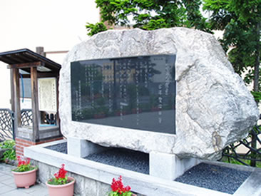 中津川下の橋袂の賢治清水の碑